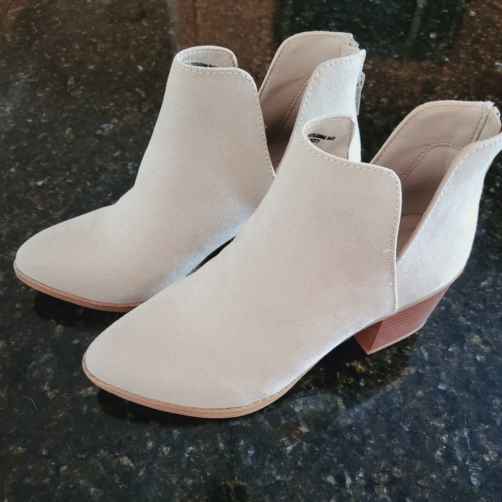 Sonoma Cream suede ankle booties 6W